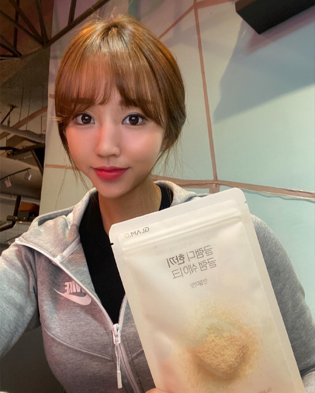 신지희(부산PT/해운대PT) on Instagram: “수업하면서 밥 못챙겨먹을때가 많은데 글램쉐이크로 너무편하게 끼니해결😖 빨대까지 동봉되있어서 더 편함 ! 한끼식사에 필요한 영양소가 다 들어있어요 . . 그냥 쉐이크가 아니라 씹는 식감까지 있어서 완죠니 내스타일 인절미맛 너무 맛있숴 ..... 💖…”