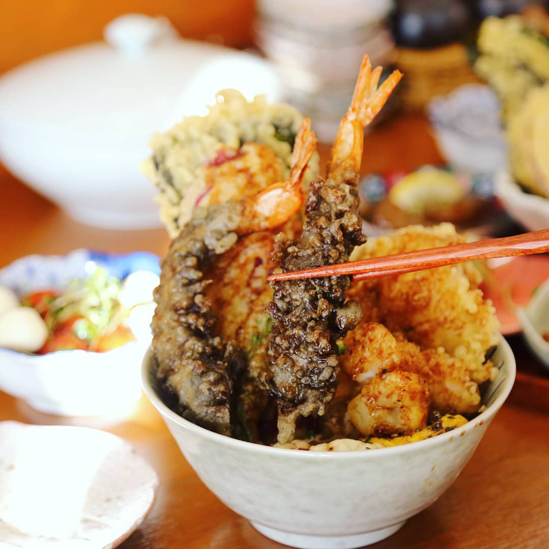 #텐동맛집 찾았다!!
집근처 광안리에 있었다니..난 왜 지금까지 몰랐지?
매일 다르게 구성되는 데일리 반죽이라 더 바삭한 느낌!!☺️
맛도 양도 모두 만족.
#광안리맛집 #부산텐동 #텐동 #광안리요이쿠마 #요이쿠마 #광안리 #부산 #부산여행 #부산맛집 #busan #광안리밥집 #맛스타그램 #일상 #daily그램