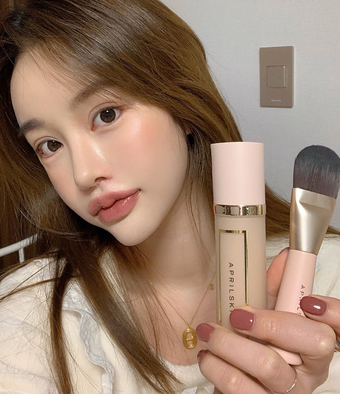 "한대표" Han,daepyo on Instagram: “원래쓰던것만 몇년쓰다가 요아이로 바꾸어봤는데 촉촉커버 넘 좋네🍓
#모두들에이프릴하세요
-

#에이프릴스킨 #aprilskin #퍼펙트매직커버핏파운데이션 #파운데이션 #50시간파운데이션 #겨울파운데이션 #AD @aprilskin_korea”