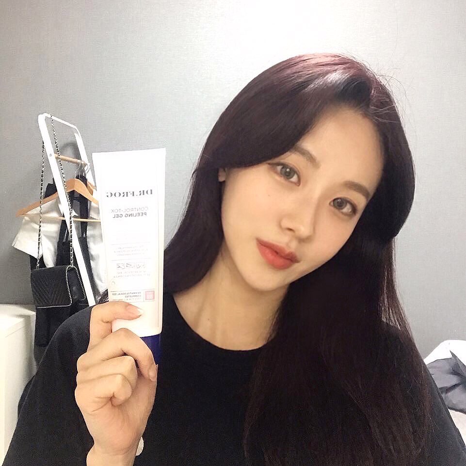 더애🧀 on Instagram: “화장발 잘받는 피부를 위한 필수템💜 본품 1+1+1 역대급 대용량 구성에 가격도 합리적이라 친구들과 나눠 쓰기 좋댱🤑🤑 🔊🔊 올리브영 매장&온라인몰 판매 및 세일 정보 홍보 - 12월 한 달간 10,900원으로 할인 판매 중‼️ . . . . . .…”