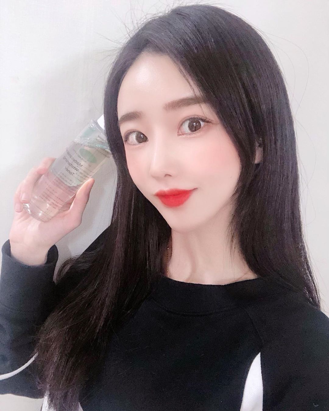 수지 on Instagram: “나이는 점점 들어가다보니 화장도 귀찮은건 사실..🤦🏻‍♀️ 그렇다고 안할수도 없는 노릇이라 올인원토너 중에서 #나우앤애프터  의 #마데카소사이드화이트닝토너 를 써봤다. 닥토를 무조건 하는 나로썬 만족만족 대만족!🧏🏻‍♀️ #마데카소사이드 #미백…”