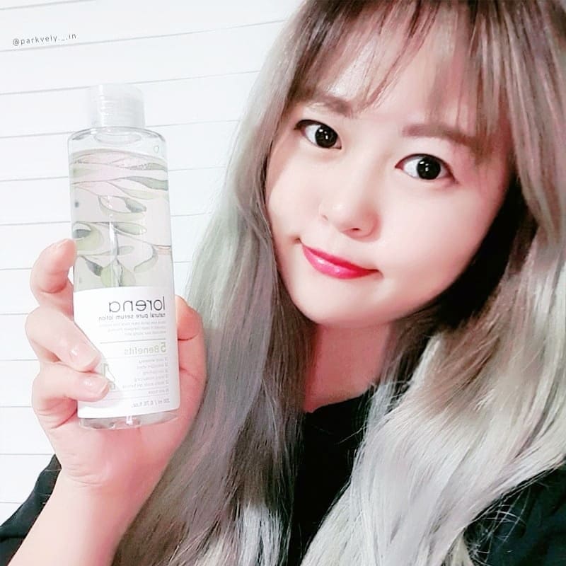#세럼로션 #저자극화장품
⠀
▶️ 로레나 내추럴 퓨어 세럼 로션
⠀
청정지역 강원도의 겨울살이로부터
항산화 성분인 플라보노이드를
저온추출법으로 추출하고
⠀
뛰어난 수분 결합력을 지닌
히알루론산 성분과 함께
⠀
치마버섯 유래의 베타글루칸은
히알루론산과 함께 사용하여
보습효과를 더욱 상승시켰으며
⠀
피부를 맑고 건강하게 회복시켜주는
나이아신아마이드 성분도 함유되어
수분 광채에 딱맞는 세럼 로션이에요❤
⠀
고점도 워터 타입 제형으로
보다 피부를 촉촉하고 생기있게
수분막을 형성하여
끈적임없이 부드럽게 사용가능해요😍
⠀
lorena_ask_nature
.
.
.
#로레나 #저자극토너 #토너 #로션 #핸드크림 #핸드크림추천 #화장품브랜드 #화장품 #화장품추천 #히알루론산 #퓨어토너#보습 #피부진정 #화이트닝 #주름개선 #뷰티스타그램 #뷰스타그램 #ad