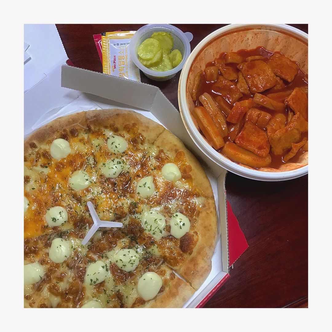 박예린 on Instagram: “미스터피자 신메뉴 오!치즈복희세트✨🧀💛 치즈 더쿠인 나한테 너무 딱인 메뉴! - 치즈만 먹으면 느끼할수 있는데  매콤한 떡볶이랑 같이 먹으면 쫀맛턍❤️ - 떡볶이가 진짜 매콤하고 칼칼한게  치즈랑 완전 잘어울링다 🌶 - 또 떡이 츄러스 모양으로 돼서…”