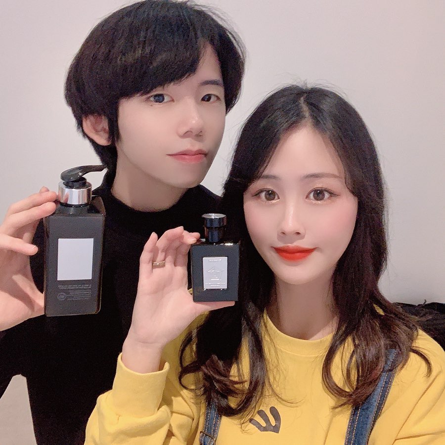 쏘e on Instagram: “미리 발렌타인~ ⠀ 평소 향에 관심이 많은 남치니를 생각해 포맨 시그니처 퍼퓸 & 퍼퓸샤워 세트 선물했지요🎁 ⠀ 시그니처 퍼퓸인 코튼허그는 코튼+시트러스 계열의 향인데 뭔가 포근하다고 해야하나, 은은하면서 편안한 느낌이라 좋은? 머리 아플만큼 강렬한…”