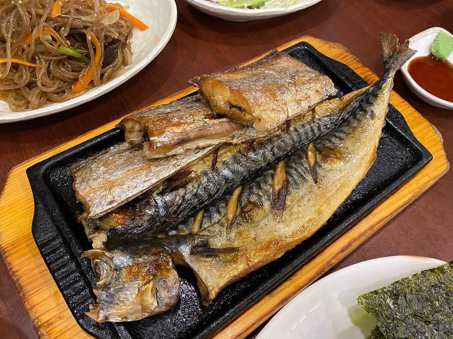 [ #대전 #용전동 #어굼터 ]
-
#고등어구이 8,000 #갈치구이 10,000
-
대전에서 생선구이 맛집을 찾으신다면 여기 어떠세요 대전 주민이 추천해준 곳인데 괜찮더라고요
-
적당한 통통한 고등어구이와 담백한 갈치구이를 즐길 수 있어서 좋아요
흰 쌀밥에 노릇한 고등어 껍질을 싸 먹으면 이게 밥도둑이죠
이 가격에 다양한 반찬들도 나와서 한식 좋아하신다면 추천해요 잡채빼고 다 맛있어요
-
#대전맛집 #용전동맛집 #대전맛집베스트 #인친소통 #먹스타소통 #맛집기행 #좋반테 #맛집블로그 #선팔하면맞팔 #대전핫플 #먹팔 #맞팔100 #맞팔은댓 #대전가볼만한곳 #생선구이맛집 #좋반사 #일상그램 #맛집탐방 #대전여행 #고등어맛집 #팔로우반사 #위꼴사 #먹스타 #첫줄반사 #맛스타그램
