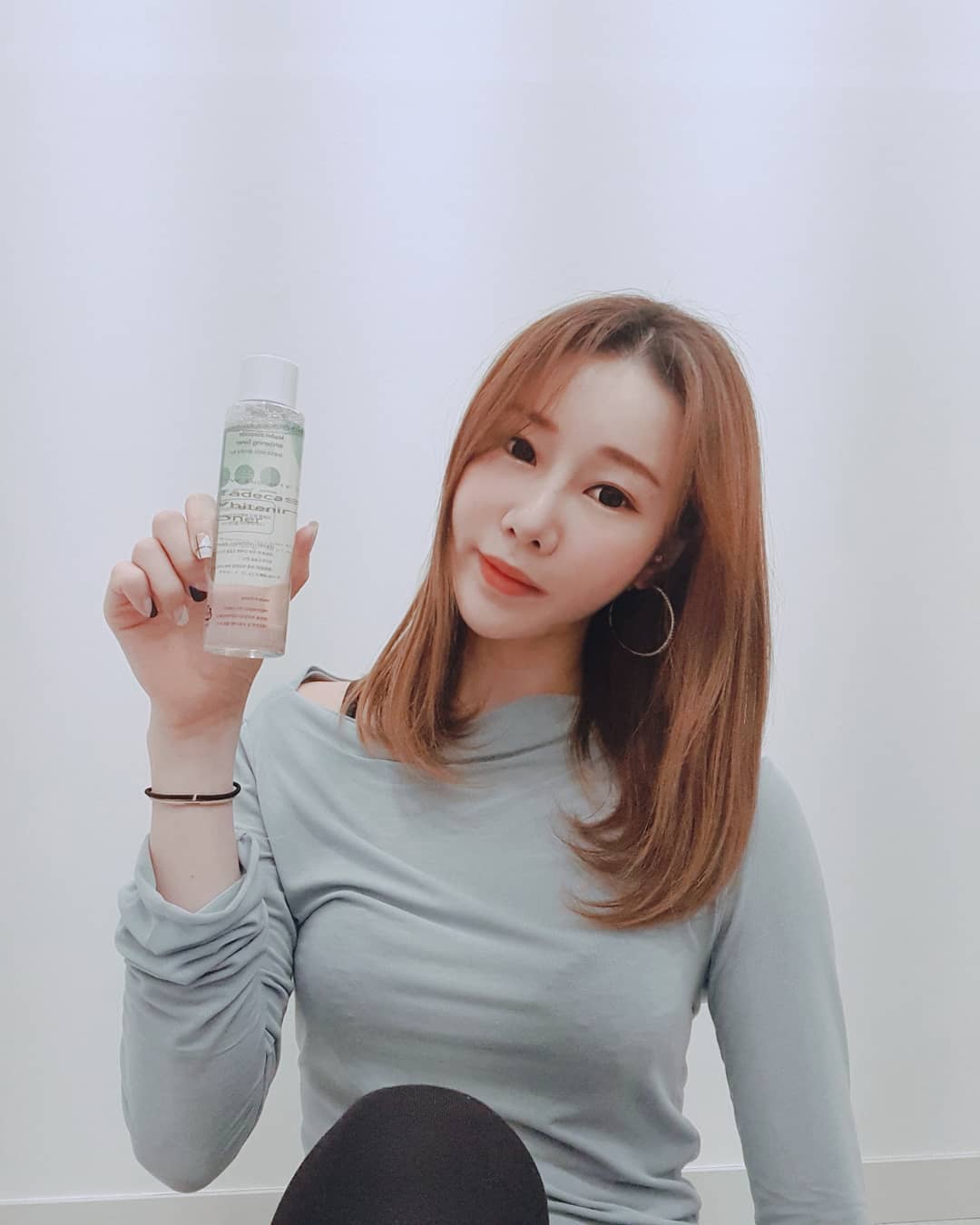 조수정 폴댄스 on Instagram: “착한성분으로 피부가 체감하는 토너!! 화이트닝OK 토너세안OK 팩으로도 OK 워터타입에 가깝지만 약간 특유의 쫀쫀함이 잘닦일수 있게 해주는것같아요🥰🥰 제 피부가 진짜 민감해서 딱 씻고나왓을때 토너를 발라주면 붉은기가 띄고 따갑다하면 절대 못쓰는데…”