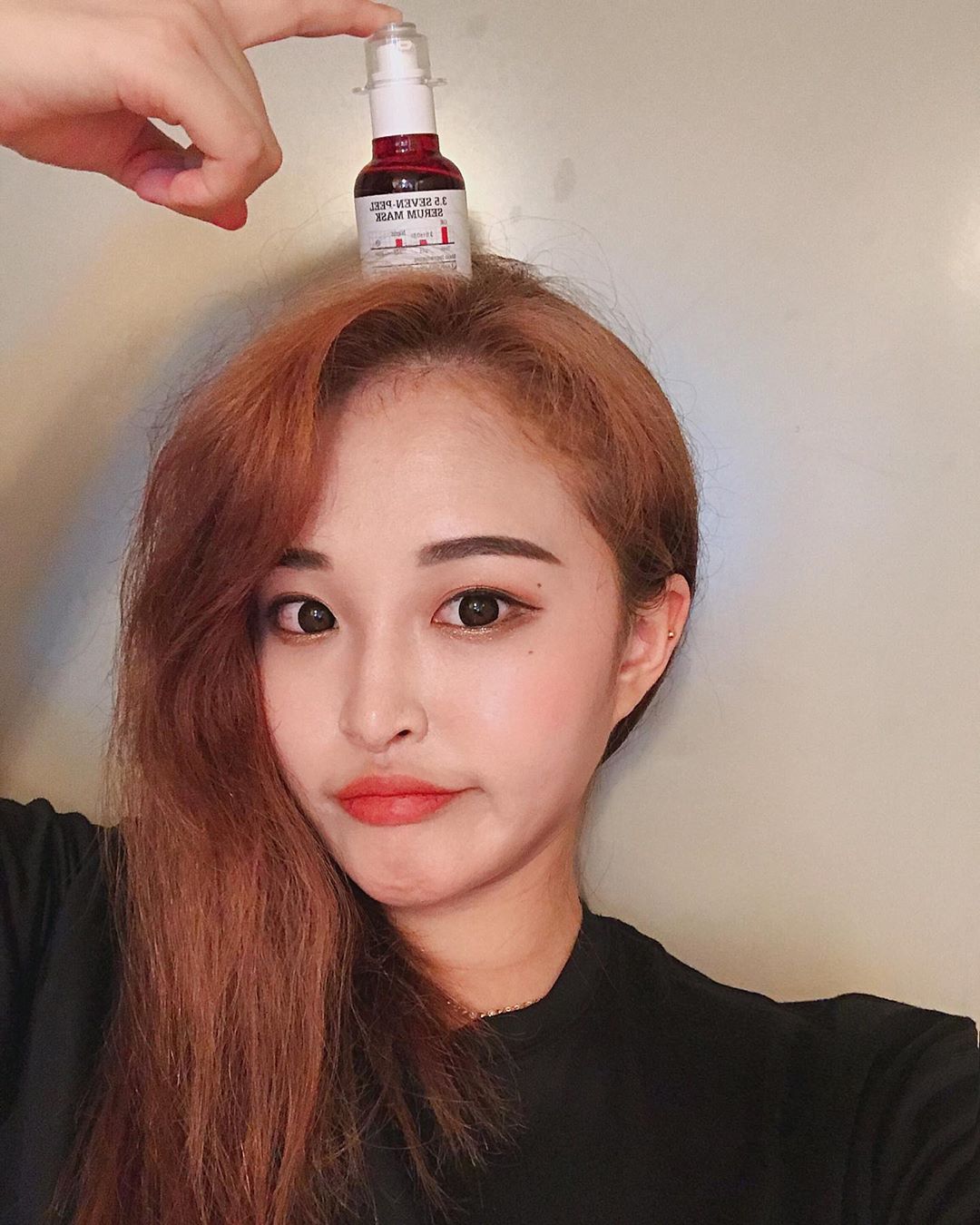 해일리 on Instagram: “❤️로하셀 쌍욕세럼❤️ 각질 제거 세럼으로 블랙헤드•화이트헤드•각질 등을 감소시켜 피부결을 개선시켜줄 수 있는 제품💕  피부에 자극을 줄 수 있는  유해성분을 배제하여 피부 저자극 테스트를 완료한 홈케어 제품❤️💛💚💙 . . . . . #로하셀…”