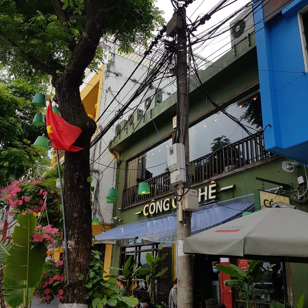 🇻🇳베트남 3,4일차🇻🇳
한국온지 한참 지났지만 그래도 올린다..!
베트남 가면 꼭 가야하는 콩카페!!연유커피랑 코코넛 커피 둘다 맛있지만 코코넛 커피가 더 맛있다ㅎ
마담란도 유명해서 갔는데 유명한 이유가있다👍
다낭에서 호이안으로🚘!!
호이안 첫 조식! 
미쓰리 뗏기간으로 처음에 간날 못가고 다음날 갔는데 유명해서그런지 오전부터 대기하고 먹었다 (기다리는동안 외국인하고 대화할수있어서 전혀 지루하지않았음!)
호이안 로스터리 카페에서 계란커피 마셨는데 아래 에스프레소 깔려있는거 너무 쓰다..
마지막은 아무곳이나 들어갔는데 월남쌈에 고수가..너무 많았다😂

#베트남여행🇻🇳#자유여행✈️
#다낭 #콩카페 #마담란레스토랑
#호이안 #미쓰리 #호이안로스터리카페