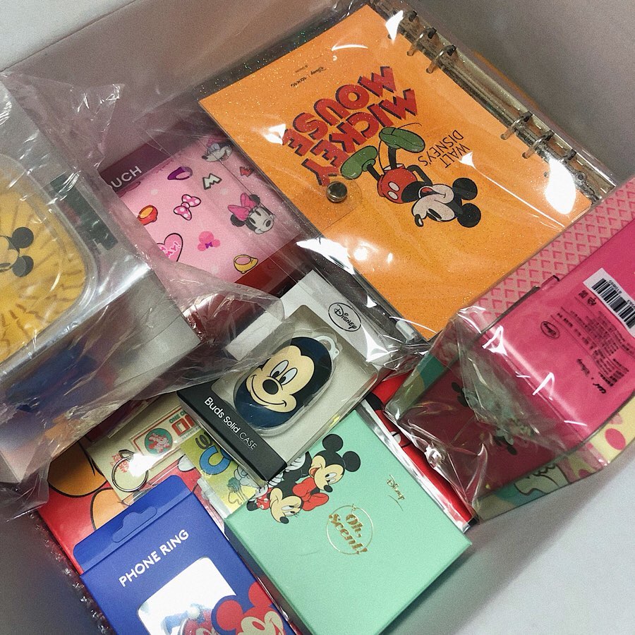 イェウォン(22) on Instagram: “요즘 미키마우스 굿즈 너모 잘나온다😘 귀여운거 엄청 많다아!!
.
.
.
#해피미키이어 #미키마우스”