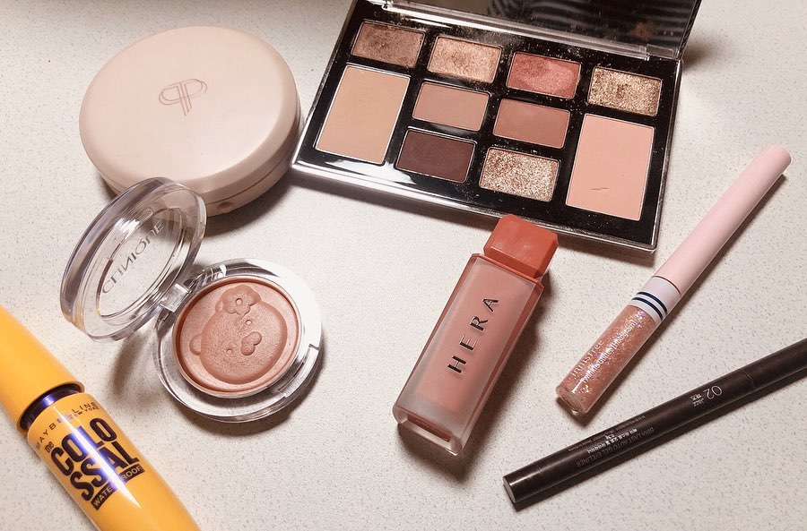 2020.02.09 #엠오티디 #motd

eye

missha.official 
미샤 컬러 필터 섀도우 팔레트
2호 부다페스트 필터
maybelline 
콜로썰 리얼 브라운
bbia.official 
삐아 라스트 오토 젤 아이라이너 2호
innisfree.instalog 
이니스프리 트윙클 글리터
4호 별 총총 눈물빛

cheek

cliniquekorea 
크리니크 X 카카오프렌즈 치크팝
누드팝

lip

herabeauty_official 
헤라 센슈얼 파우더 매트 팜파스 .
.
.
#hera #clinique #cliniquecheekpop #크리니크치크팝 #크리니크누드팝 #크리니크카카오치크팝 #cheekpop #미샤 #missha #메이블린뉴욕 #헤라팜파스 #이니스프리 #트윙클글리터 #이오티디 #eotd #kloha_eotd #kloha_eotd #kbeauty #코덕 #cheekpop #maybelline #innisfree #bbia #코덕맞팔 #코덕맞팔환영 #데일리메이크업 #今日のメイク