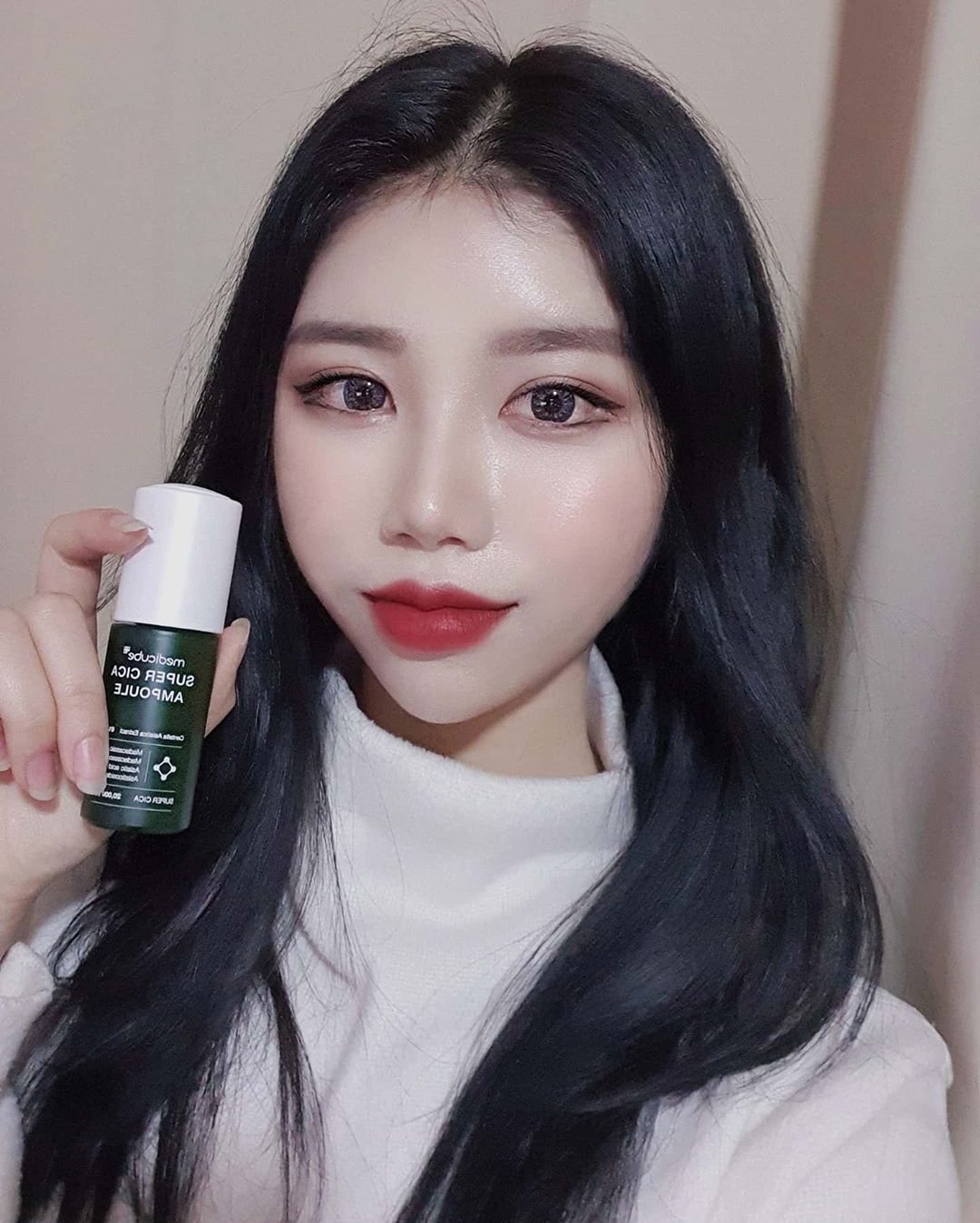 송은 on Instagram: “계절 상관없이 피부가 건조하거나 스트레스를 받으면 피부가 뒤집어지는 사람들에게 필수템! [메디큐브 슈퍼시카 앰플]로 관리 하세요 ☺ . 4중 슈퍼 시카가 20,000ppm이나 함유되있구 오토 스포이드 기능이 있어서 되게 편리해요! 피부에 쫀쫀하게…”