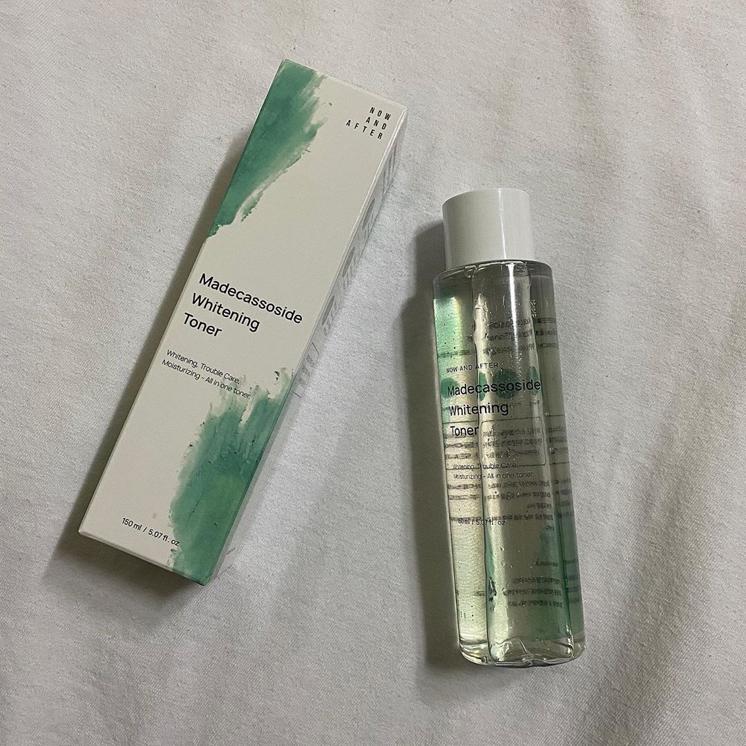 나는 지현 on Instagram: “안심하고 쓰는 나우앤애프터 🍃 미백 크림에 이어서 토너까지 ,, 향기도 너무 좋음 토너인데도 올인원이라 보습감이 있어서 로션까지 바르기 귀찮아하는 사람들, 남성들한테도 추천해오 😇  #마데카소사이드화이트닝토너 #마데카소사이드 #나우앤애프터 #미백…”