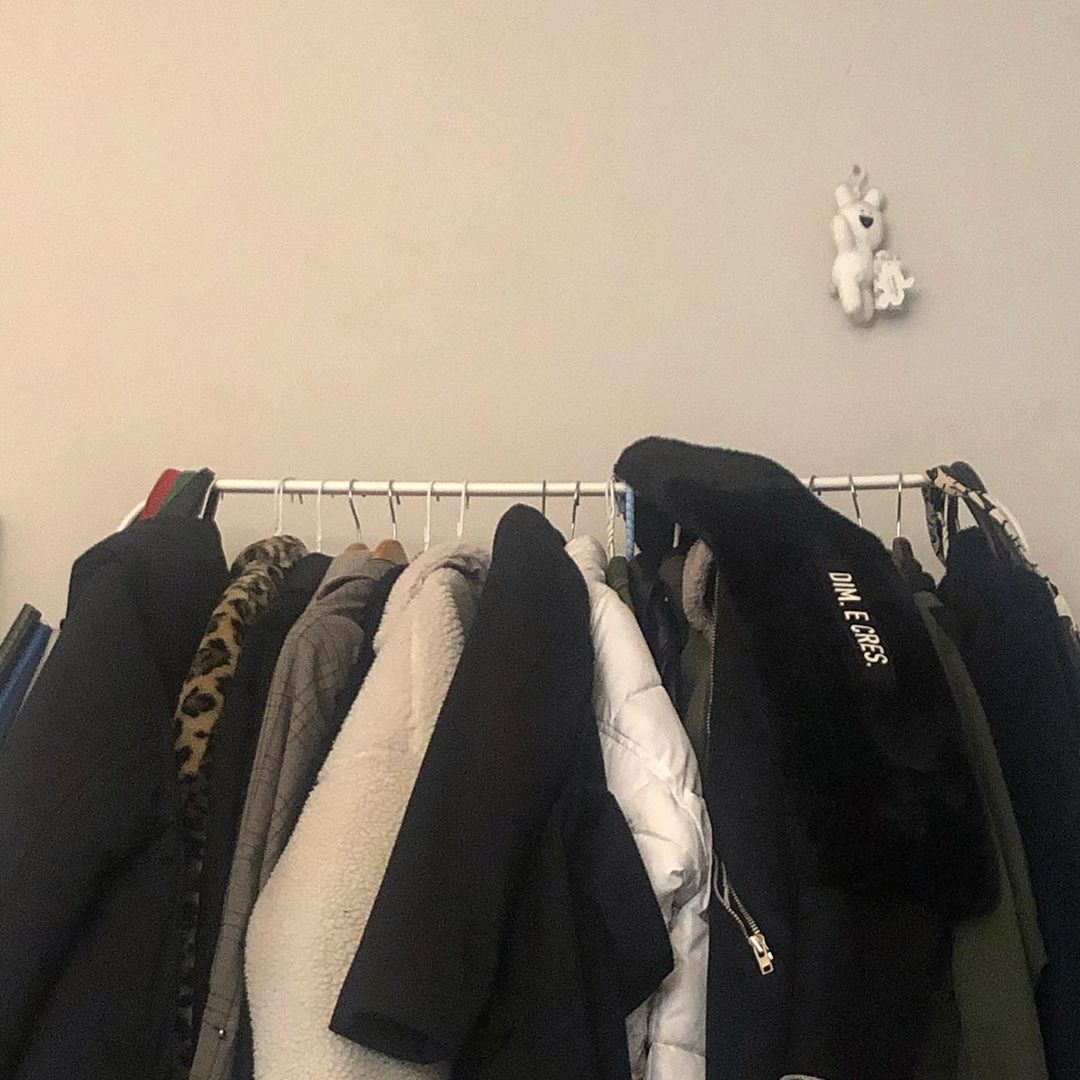 DAYE on Instagram: “우리 집에 와 봤던 친구들은 알겠지만, 행거랑 옷장 전부 옷으로 미어 터지고 있어서 가끔 옷 마구마구 팔거나 버리거나 주거나 했었는데😂😂😂 #새로 라는 곳을 알게 돼서 한 번 이용해 보았어요🙂  쉽게 픽업 신청하고 (게다가 너무 친절하셔요🌝) 옷장은…”