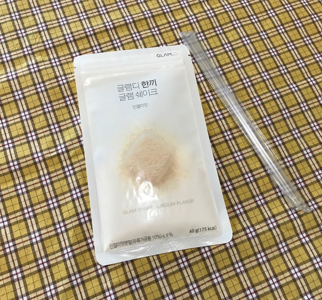 띠우맘ಇ’ᴗ’ಇ on Instagram: “고소하니 맛있어서 시우가 자꾸 뺏아먹는다...엄마꺼야😭
.
.

#글램디 #glamd #글램디한끼글램쉐이크 #한끼글램쉐이크 #한끼쉐이크 #글램디쉐이크 #한끼대용”