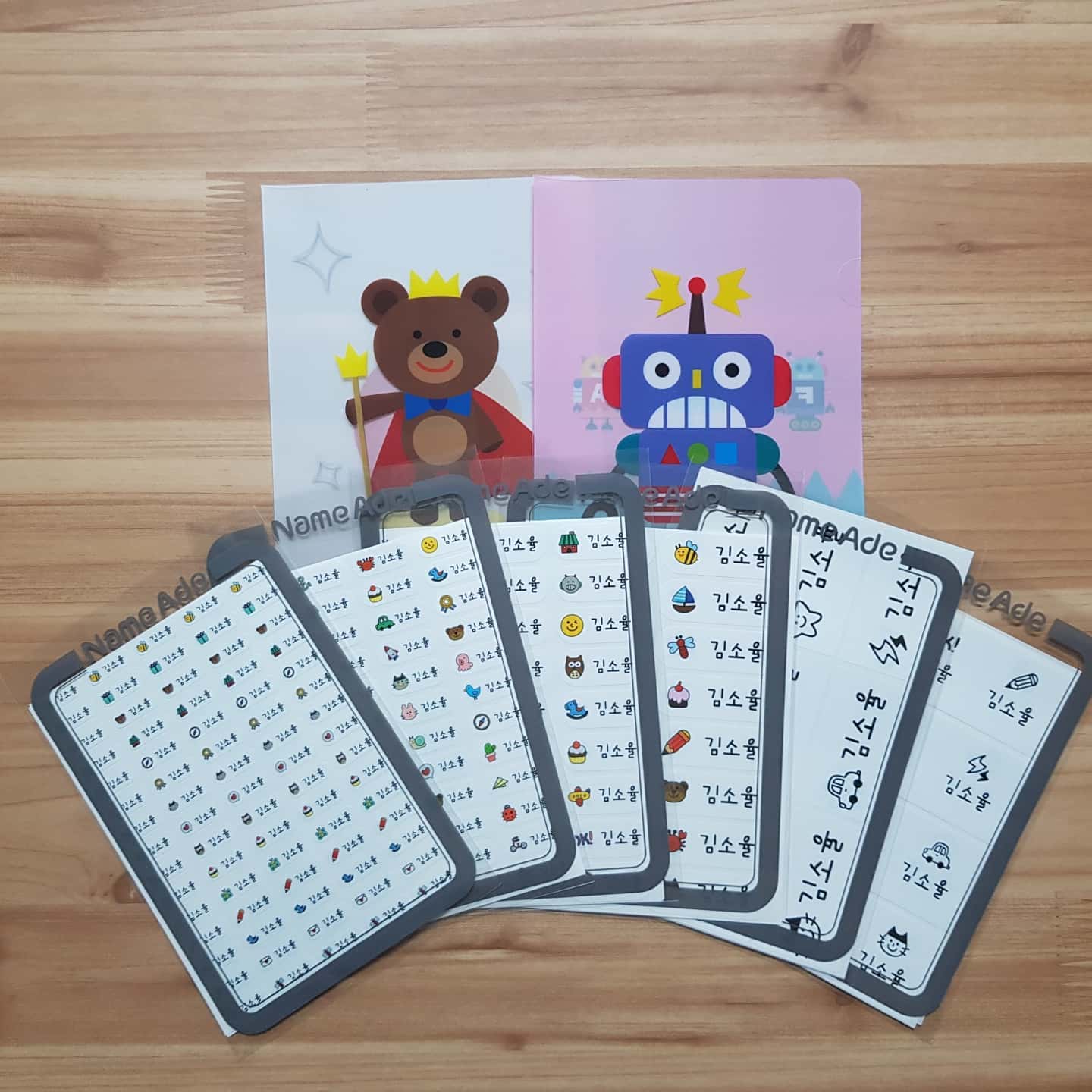 🚫🚫🚫🚫마감되었습니다🚫🚫🚫🚫
방수네임스티커 6종 + 보관케이스 2종
모두 다 합친 가격이 5,900원이에요!(배송비 3,000원)
⠀
미니 (3장 225개)
소형 (3장 144개)
중형 (3장 81개)
대형 (3장 48개)
특대형 (3장 27개)
원형 (3장 36개)
보관케이스 2종 (랜덤)
⠀
🍓 제작상품으로 주문 후 2-3일 소요 됩니다.
⠀
요즘 신학기 준비로 주문량이 밀려 좀 더 소요될 수 있어요
고민말고 무브무브 하세요! :)
⠀
총 561개 이 모든걸 한번에 드려요!! 신학기 준비 필수품
연필부터 공책까지 여기 저기 내 이름
적어야 할 곳이 넘치는데 손으로 직접 남길수는 없고...
이럴 땐, 네임스티커가 최고입니다!!
미니부터 원형까지 종류별로 네임스티커
사이즈란 사이즈는 모두 모았어요~
⠀
🍓 KC안전확인인증 받은 제품으로
아이들 안심하고 사용 할 수 있구요 :)
600dpi 고해상도 그림으로 퀄리티 up!!
라미네이팅코팅으로 강력한 방수기능과
내구성으로 퀄리티 가득 채워담았어요 ^^
⠀
* 이름 입력시 한글 최대 5글자, 영문 최대10글자 가능
(띄어쓰기 포함)
(최대글자에 맞출경우 사이즈가 작아져 인쇄품질이
떨어질 수 있습니다)
⠀
* 상세이미지에 있는 주문방법 및 주의사항 내용을
꼭 확인하고 주문해주세요~ 주문 후 취소 불가에용 ㅠㅠ
⠀
* 주문제작상품으로 주문이 들어가면 변경/취소 불가능
배송 후 교환/반품도 불가하니 꼭꼭 유의해주세요~
⠀
** 주문한 이름과 다르게 제작된 경우에도
취소/변경 없이 재발송됩니다 **
⠀
#방수네임스티커#네임스티커#신학기준비