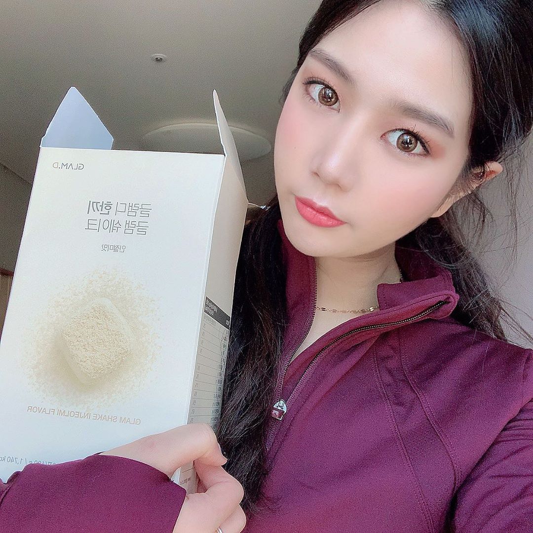 이유콩 (20) on Instagram: “글램디 한끼 글램 쉐이크🥛 - 🍑다이어트 중 굶으며 몸 망치지 않게 건강한 한끼 가능한 글램디 한끼 글램 쉐이크 !! - 🍑지퍼백이라 따로 컵도 필요없이 동봉 된 빨대랑 글램디 쉐이크 하나 챙겨서 어디서든 간편하게 한끼도 가능해용 - 🍑인절미…”