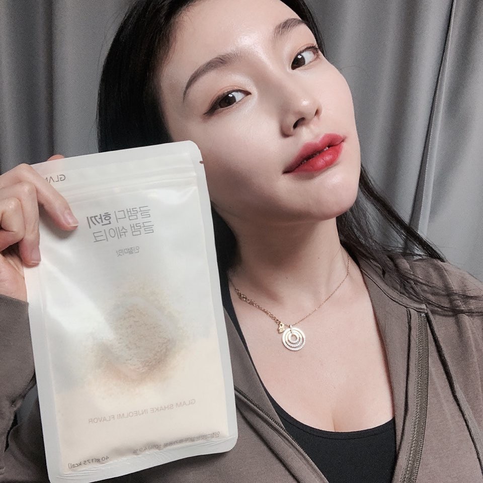 ▪️일상 on Instagram: “식단관리 다들 어떻게하세요?  이 쉐이크 너무 맛있어요ㅠ  하나 다먹고 또먹고 싶은 맛이에요🥰 다른 쉐이크들은 물이랑 타먹으면 맛없는데 물이랑 타먹어도 너무 맛있어요  텀블러가 따로 필요없어 넘나 간편함 귯!! 뮤질리도 들어있어 영양소가 골고루!!…”