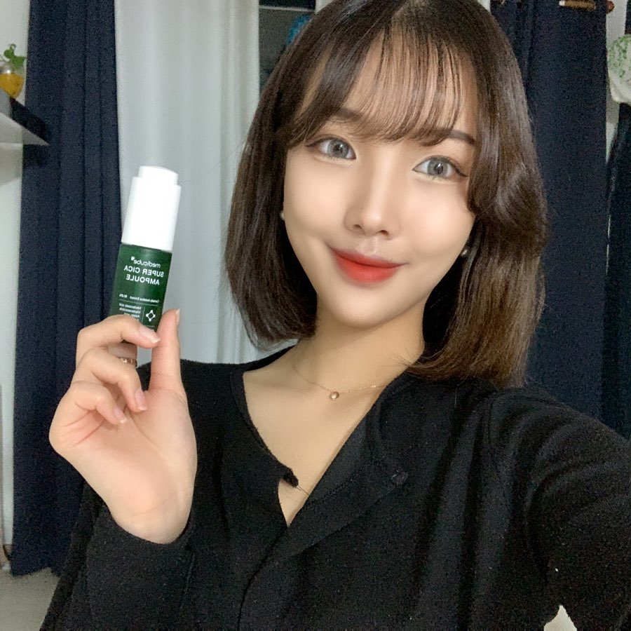 김채윤(20) on Instagram: “요새 이거 때문에 화장 
넘 잘 먹어서 좋아 🥰
스포이드 형이라 넘 편해
.
.
.
.
.
#메디큐브#슈퍼시카앰플#손상피부케어#피부진정#AD#medicube #리뷰쉐어”