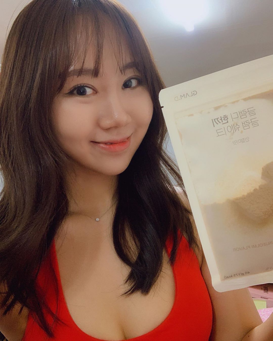 @dara_spo on Instagram: “요즘 나의 점저 중간 식사를 담당하구 있는 글램 쉐이크🥰 회사에서 일하면서 냄새 안나고 간편하게 챙겨 먹기 참 힘든데 요건 먹기도 편하구 뮤즐리도 같이 들어있어서 식감도 넘 좋음! 물 넣고 지퍼 닫구 쉐킷~~~ 같이 들어있는 빨대로 호로록 먹으면…”
