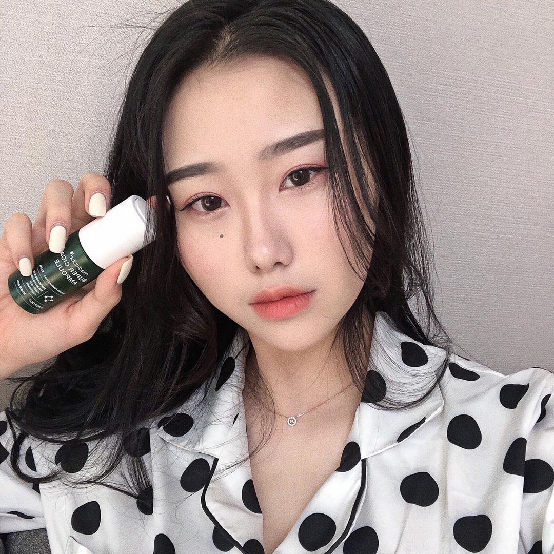 🎗ᴍᴇᴀɴ on Instagram: “4중 슈퍼 시카 20,000ppm 함유 된 메디큐브 슈퍼 시카 앰플 ! 트러블 때문에 고생하시는분들 추천 드립니당 진정뿐만 아니라 보습효과까지 있어서 화장도 잘먹네요 👏🏻 평소 촬영때문에 화장을 두껍게해서 피부가 약해졌는데 슈퍼시카앰플덕분에 진정효과…”