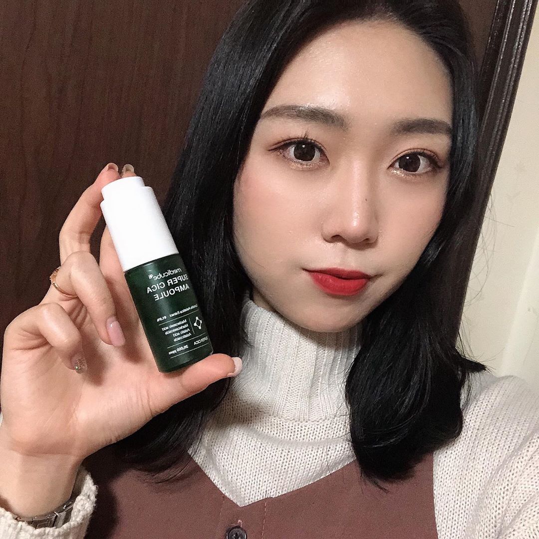 은 하(23) on Instagram: “메디큐브 슈퍼시카 앰플 다른 제품보다 시카 20,000ppm 함유되어 있어서 엄청 촉촉하고 오토 스포이드로 뚜껑만 돌리면 세럼이 올라와서 너무 편리해 ๑•‿•๑  #메디큐브 #medicube #슈퍼시카앰플 #손상피부케어 #피부진정 #앰플추천 #AD…”