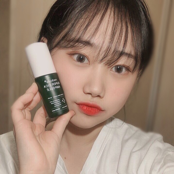 나는유나(19🇰🇷) on Instagram: “-4중 슈퍼시카 20,000ppm함유됐어요❕❕ -더마클레라 성분으로 페부 속부터 강화하는 피부장벽 기능이 있오요 🤫 -인공색소 , 향료를 무첨가한 진한 초록빛앰플입니당〰️ -뚜껑만 돌리면 자동으로 내용물이 올라오는 ‘오토 -스포이드’ 기능이 있어용…”