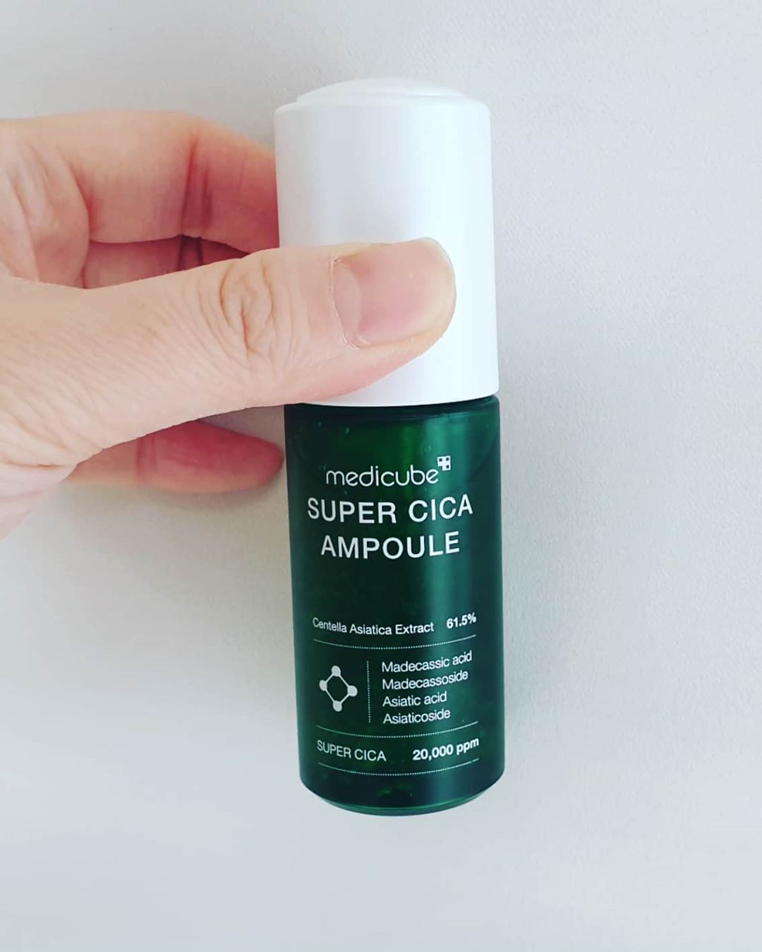 사남매맘💖영블리 on Instagram: “평소 부분적으로만 기름진 피부라 세수를 하고나면 전체적으로 얼굴이 건조한 느낌이 들었었는데 이 제품 사용해보니 얼굴에 얇은 막을 씌워 놓은 것처럼 포근하게 덮혀진 느낌이 나네요. • • 바른 후에 끈적거리는 화장품은 잘 안쓰는 편인데 사용후…”