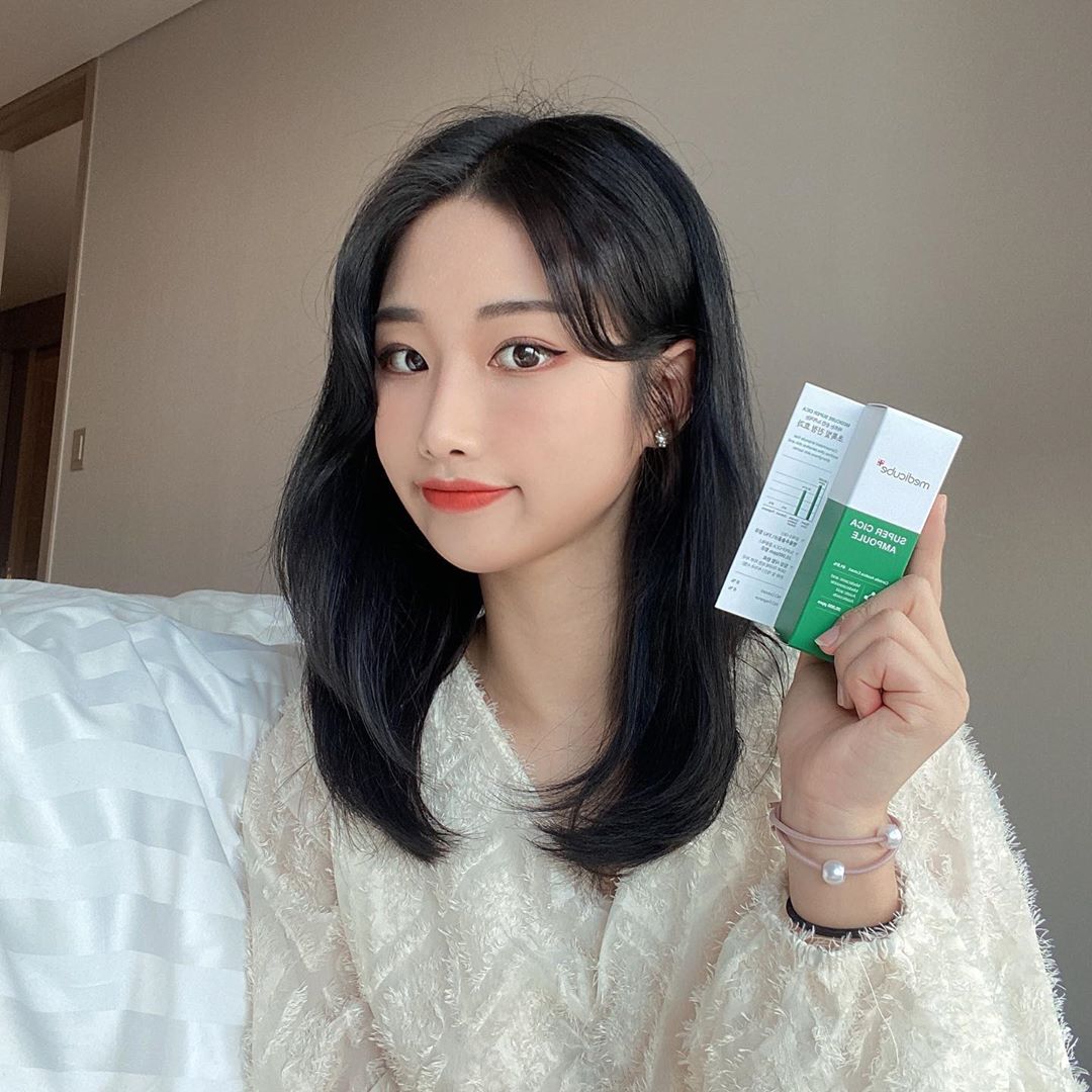 강인영 ღ on Instagram: “믿고 쓰는 메디큐브 ( ˘ ³˘)♥ 의 슈퍼 시카 앰플❗️ 오토 스포이드라 넘넘 편하구 데마클레라 덕에 피부 장벽 튼튼 👍🏻👍🏻 이번에 인피니티풀 놀러 갔다가 푸석해진 피부에 슈퍼시카앰플 발라주니 바로 광 돌며 피부 케어가 됐다 ✨ , , ,…”