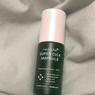 권민주 on Instagram: “피부 속부터 채워지는 느낌 🍃 뚜껑 돌리기만 해도 내용물이 자동으로 올라오는 오토 스포이드라  #메디큐브 #슈퍼시카앰플 #손상피부케어 해주고 #피부진정 효과도 있다는데 고농축 초록빛 앰플, 참 맘에 든다 💚💚 #앰플추천 #medicube #AD…”