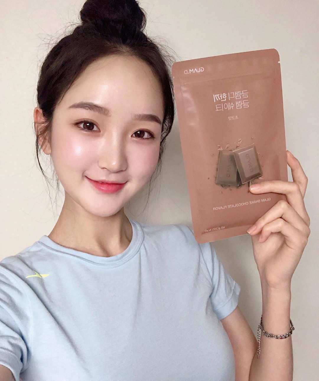 소현 on Instagram: “한끼대용 쉐이크🥛 물이나 우유 넣어서 먹을 수 있는데 물은 좀 밍밍하지 않을까 했는데 밍밍은 무슨. 물도 진짜진짜 맛있어요 ㅎㅎㅎㅎ 그리고 각종 뮤질리가 들어가 있어서 포만감도 짱이고 오독오독 씹는 재미도 귯-!👍 맛있어서 주위 친구들한테도…”