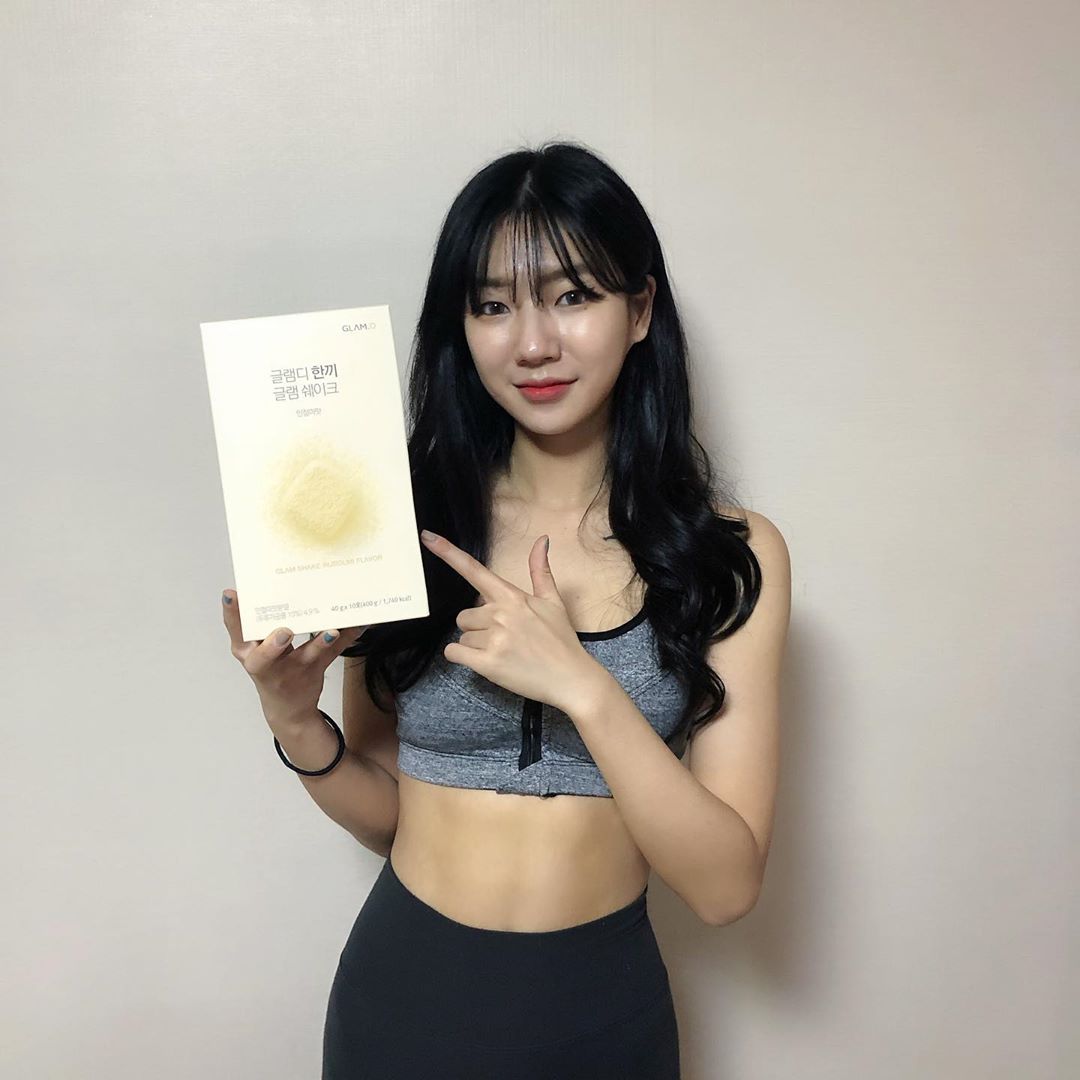 현지 on Instagram: “아침밥 먹을 시간이 없어서  요즘 빈속으로 다녔는데 글램디로 든든한 하루시작 + 다이어트 😆 빨대도 같이 들어있어서 물만있다면 어디서든 먹을 수 있으니까 좋다 👍 각종 뮤즐리가 씹는 재미도 주고  다양한 비타민영양소도 들어있고  고소한 인절미맛과…”