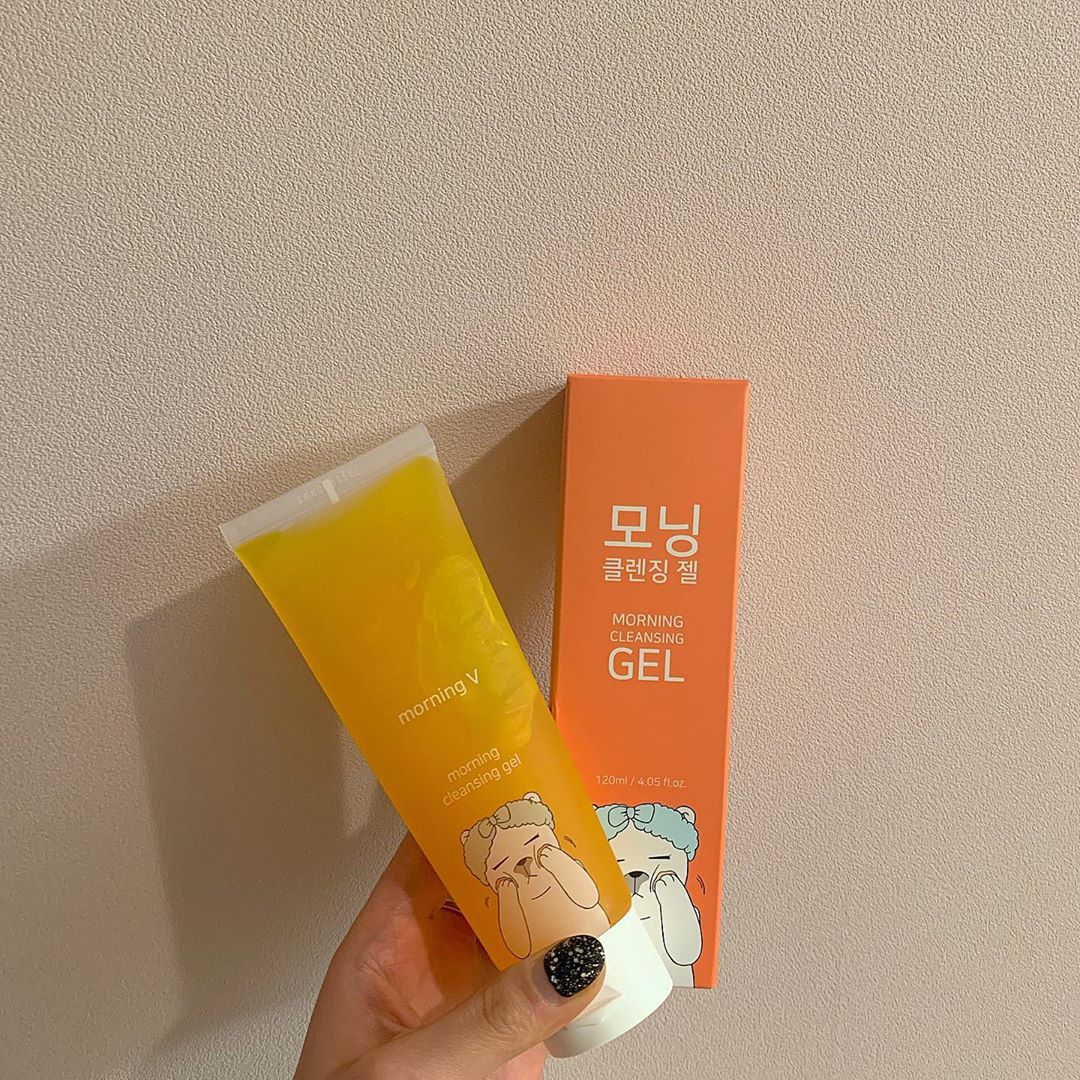 이유콩 (20) on Instagram: “💗모닝브이 모닝클렌징젤💗 (자고 일어나자마자 찍어서 얼굴주의...🙄) . 🍑너무너무 귀여운 패키지 ㅠㅠ 맛사지 중인 🐻 . 🍑무자극!! 순한 아침전용세안제 . 🍑호박추출물로 수분 공급을 해주고 붓기도 빼주는 ㅜㅜ 대박템!! . 🍑촉촉해서 화장도…”