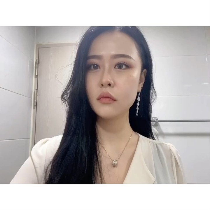 MIN SOL on Instagram: “. 요즘 매일 쓰는 블랑풀(@blancpool_official)쿠션팩트 🥰 속은 촉촉하고 마무리는 뽀송하게 되는 세미매트 타입이라 머리카락이나 먼지도 안달라붙고, 무엇보다 커버력이 짱 👍🏻 스킨케어만 한 볼에 바르는것만 봐도 커버력 진짜 인정…”