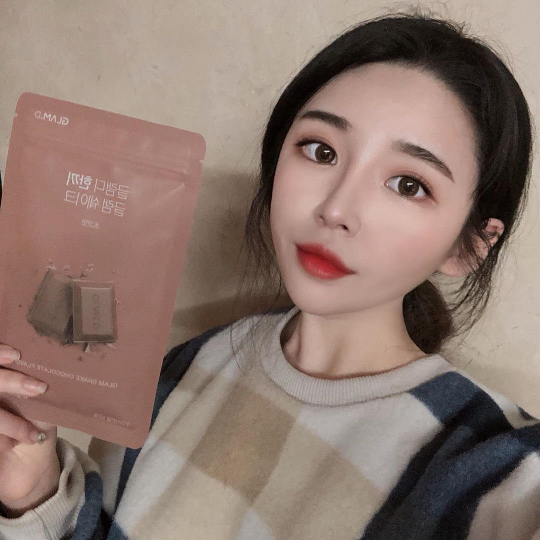 이로울 이 예쁠 아 on Instagram: “다이어트할땐 저녁 한끼만 글램디 쉐이크로 먹으면 체중감량 잘된당 ✨ 농축유청단백질을 담아서 우유 말고 물을 넣어먹어도 밍밍하지않고 맛있음 🥺 인절미맛이랑 두개 있는데 담에는 인절미맛도 먹어봐야징 ♥️♥️ . . #글램디 #glamd…”