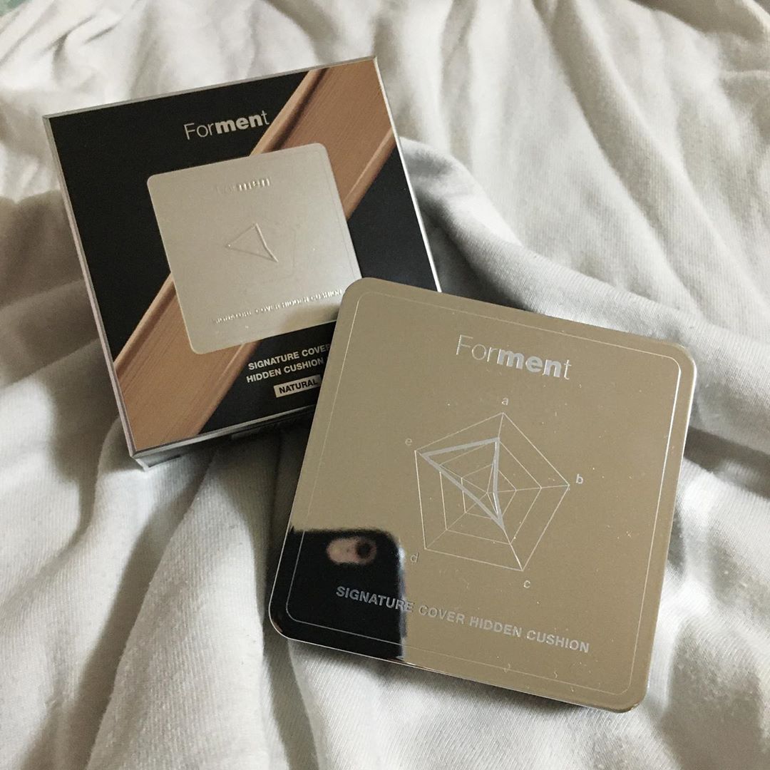 백 유 진 on Instagram: “::포맨트 시그니쳐 커버 히든쿠션:: . . . 남자친구가 홍조가 심한편인데 상상이상으로 커버가 잘되어서 깜짝 놀랐습니다👍🏻 쿠션 외관이 거울같이 비쳐서 휴대하면서 사용하기에 좋고, 타사 남성용 쿠션은 어두운 호수라도 밝은 느낌이 많이 들었는데…”