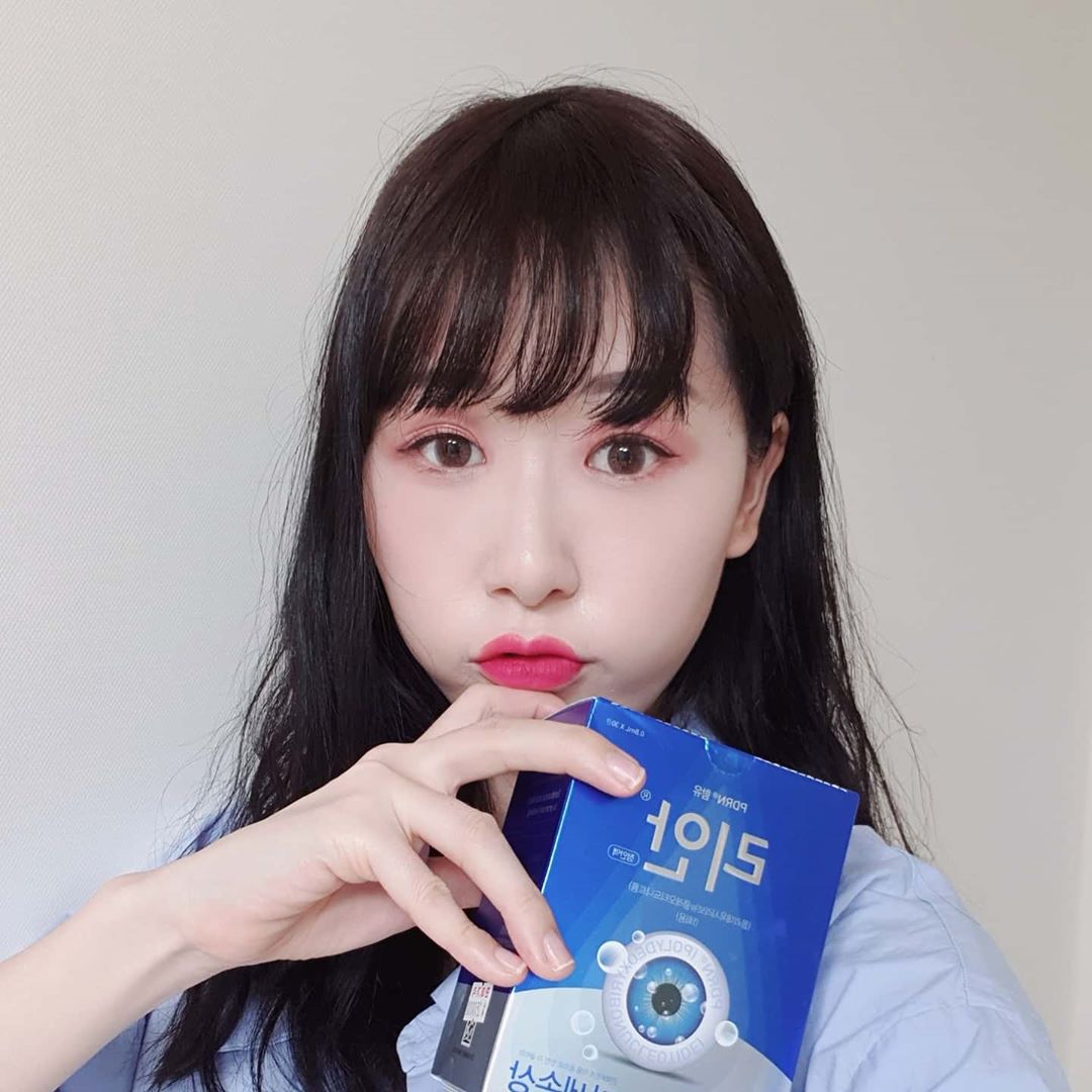 김영주/코덕/빵식토끼쭈야 on Instagram: “갈수록 점점 심해지는 안구건조증.. 을 극뽁하기위해 보검복지부 출동입니댜😆 - 요즘 쭈야가 렌즈도 자주 끼고 눈화장고 계속 하다보니 안그래도 검조한 눈이 더 건조해져서  이래저래 알아보다가 요즘은 리안이 대세라길래 남봉이에게 부탁해 약국서…”