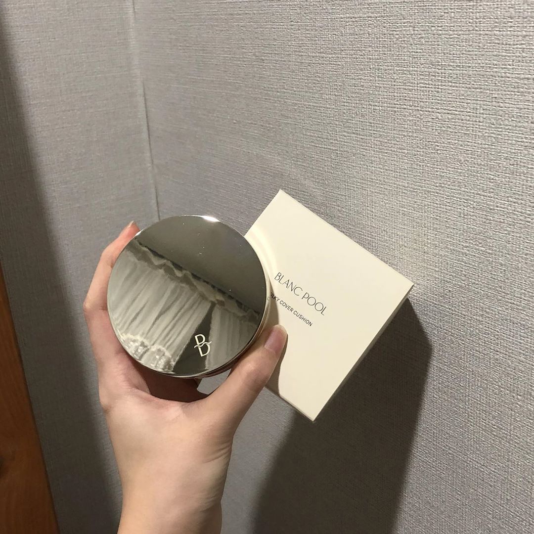 @lee9ri on Instagram: “블랑풀 신상쿠션 속 촉촉하고
겉이 보송해서 머리카락 안붙는게 제일 체고오
모공이랑 잡티 커버 엄청 잘되고 
바르기 전이랑 후 보면 확실히 차이난다 ◡̈⃝
.
.
#블랑풀 #실키커버쿠션 #쿠션추천
#커버쿠션추천 #미러쿠션 #쿠션팩트”