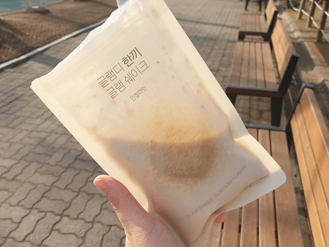 순정♡ on Instagram: “산책하면서도 가볍게 마실수있는 #한끼글램쉐이크 😊 . . . 우유나 물을 지퍼백에 넣고 동봉해서 잘섞고 빨대만 꽂아 먹으면 되니 너무간단! 각종 뮤즐리가 들어있어 씹는맛도 좋아요 한끼식사로 든든하니 다이어트하시는 분들에게도 좋고  #식사대용 으로도…”