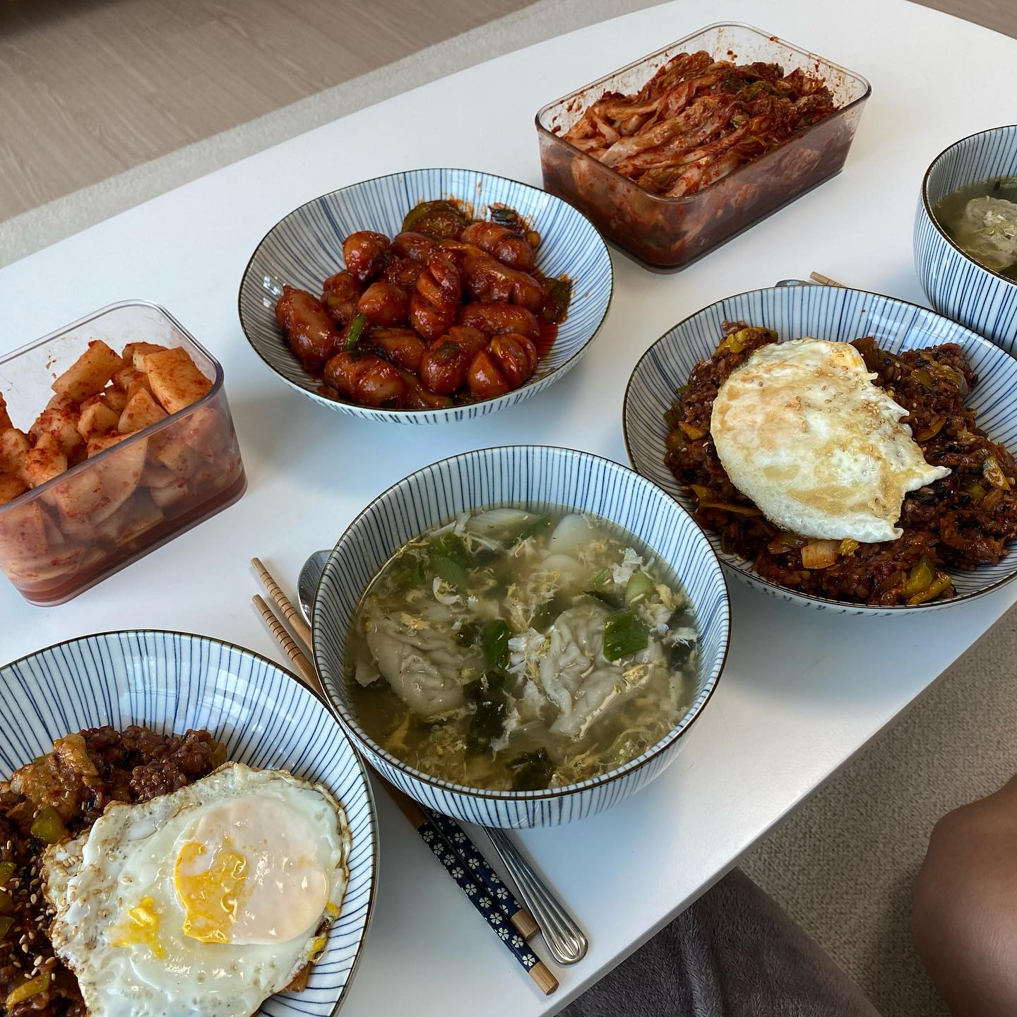 쉬는날이면 맛있는 아침을 만들어주는 자상한 여보💗 #김치볶음밥 #만둣국 #쏘야 다맛있오!!😍😍