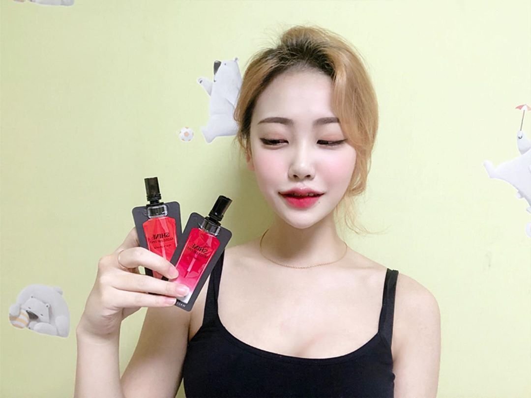 라유영 on Instagram: “여행갈땐 👉뷰스타 스파우트 파우치  여행갈때 이것저것 파우치에 챙기다보면 공간이 모자르게 되는데  그렇다고 빼기도 불안하죠?  그럴땐 뷰스타 여행용 파우치 하나면 여행걱정 없을 것 같아요! 구성은 틴트(레드, 오렌지) ,비비, 톤업크림…”