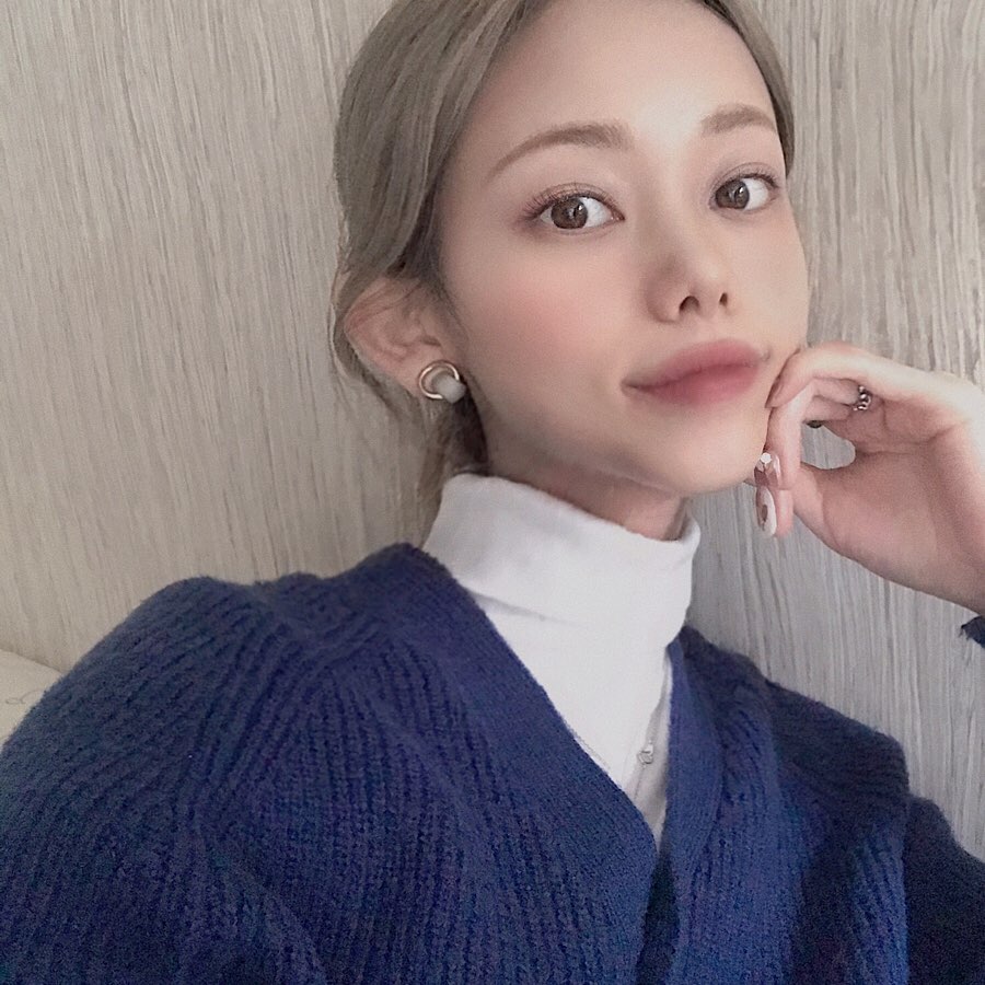 노비오 _민선 on Instagram: “간만에 셀카꿍 *.*
진짜 패키지부터 대존예라
선물받는 느낌 제대로인..🤭
벨벳텍스쳔데 각질부각 하나도 없다구ㅜㅜ
.
#heartpercent #대존예 #웨안사템”