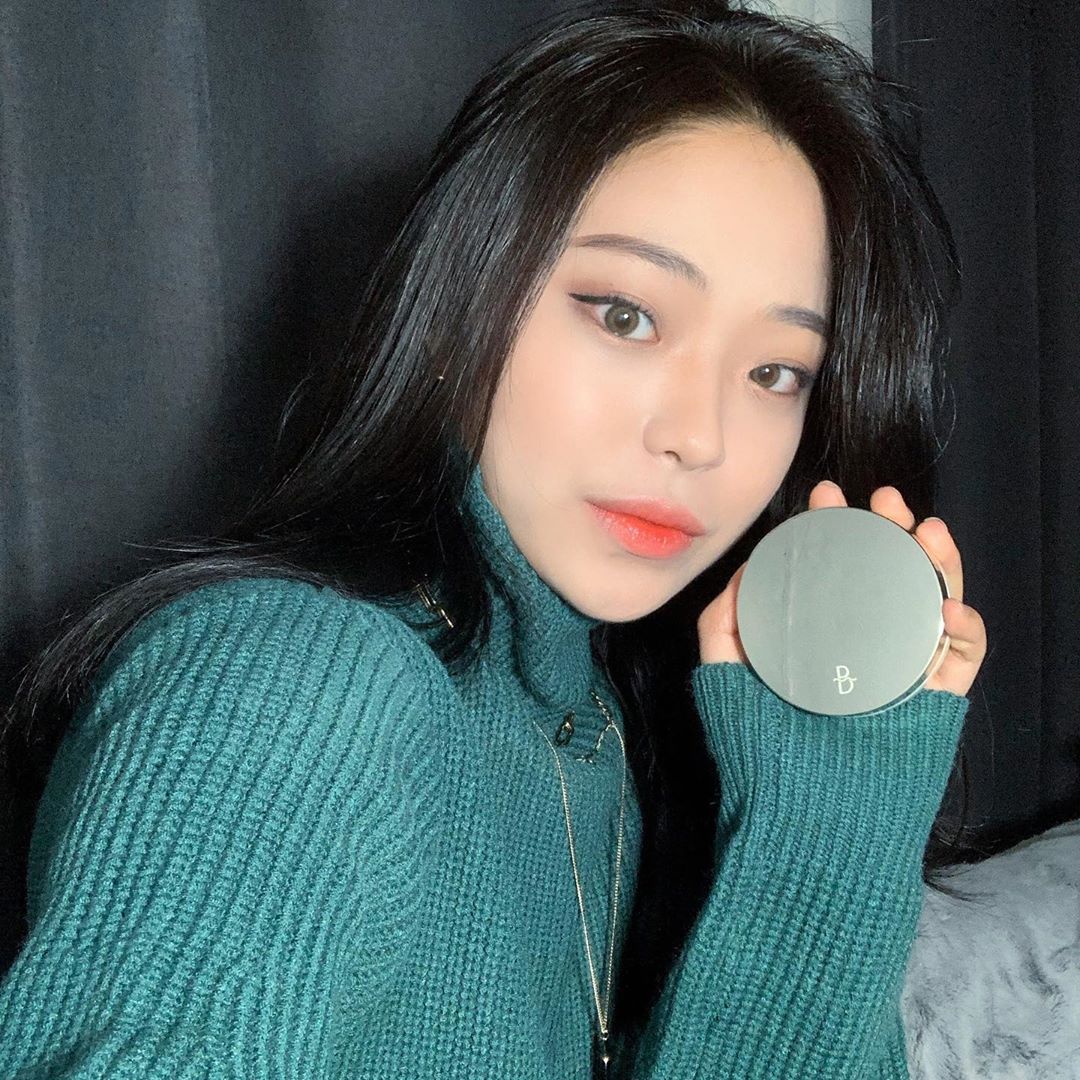 @p.pusiraegi on Instagram: “이번에 새로나온 #블랑풀 #실키커버쿠션 이예용 속은 촉촉한데 겉은 뽀송뽀송해서 요즘처럼 바람많이 부는 시기에 쓰기 너무 좋아요 (머리카락이 단 한개도 안 달라붙는다는 점) 모공커버는 물론 잡티나 붉은 기 커버가 완벽합니다. 이 친구 쫌 하네요👍🏻”