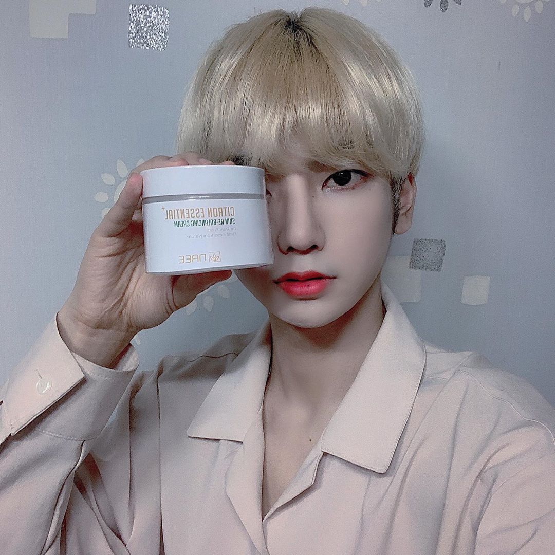 승휘 on Instagram: “겨울철 피부보습에 좋은 천연보습과식약처 인증 미백,주름개선 성분이 함유된 크림국내 남해산 유자 에센셜오일을 함유하여 은은한 유자향이 있고 d. ALL EWG GREEN 등급의 천연원료만 사용한 크림입니다!!”