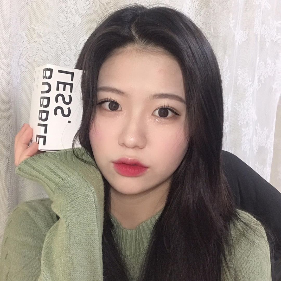 지은님 (22) on Instagram: “요새 맵고 짜고 기름진 음식투성이 속에서 아침에 붓지 않기가 정말 쉽지 않다 😢 게다가 붓기는 제때 빼주지 않으면 그대로 고착된다는 사실 ! 매일 붓기랑 사투하다가 만난 #버블레스센시라인 ✨  혈행 개선에 도움을 주는 은행잎 추출물이랑 혈액순환을…”