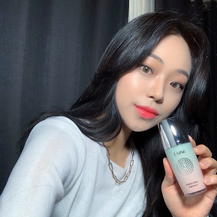 @p.pusiraegi on Instagram: “#세계최초 #LED전용앰플 #엘나인  물처럼 흘러내리는 제형의 앰플이라 바를때 손 빠르게 챱챱해주셔야 될 것 같아요,, LED 마스크 사용 후 피부 만져보시면 끈적이는게 아니라 속에서부터 올라온 촉촉함이 바로 느껴지실꺼예용🤨”