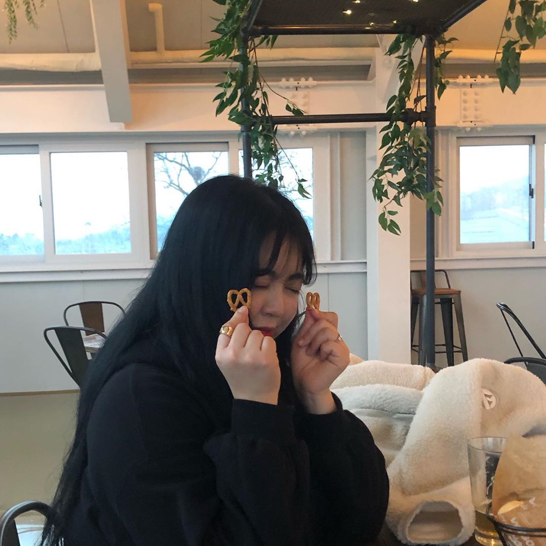 세인🧚🏻‍♀️ on Instagram: “수제맥주도 팔고 커피도 파는 카페 nov.133 포토존도 오조오억갸ㅑ!!! 퓨릇푸릇 예쁘고 힐링이 되는 카페....! 맥주도 맛있고  요즘 핫한 달고나커피도 파는 곳! . . . . . .…”