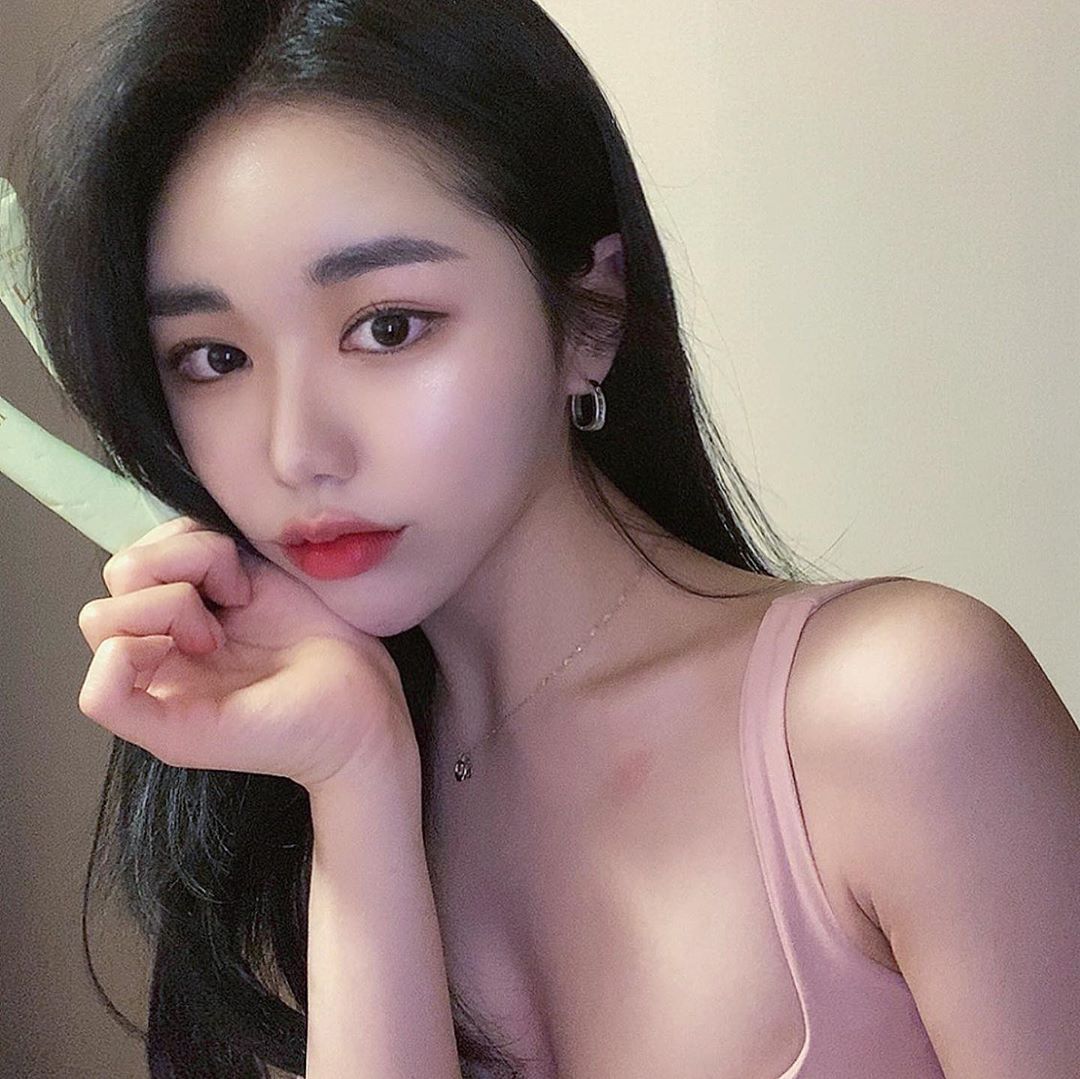 🍓디니듀🍒 on Instagram: “코로나때문에 헬스장은 못가고 홈트🏋🏻‍♀️ 요 칼로리부스터는 운동하기 30분전 물에 타먹기만 하면된당👏🏻 이런거 맛없으면 못먹는데 사과맛이라 마시써😖 . . .  #better0308 #버닝데이 #운동 #운동스타그램 #운동하는여자 #운동녀 #몸매…”