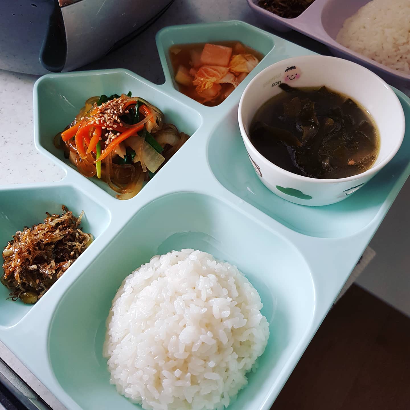 #늦점 #점심메뉴 
먹을것도 없고 ㅠ
야채안먹는 아이들을 위한 특식
잡채, 멸치볶음, 나박김치, 미역국
만드는데 2시간 😂
남은건 설겆이지옥
반찬은 해도 해도 늘 없네ㅠ

니가 할꺼도 아니면서 
또 미역국이냐 말하지 마라😤
2주만에 돌아온 메뉴다!!! #설겆이지옥 #난장판
#집밥스타그램 #유아식단
#가정부모드 #휴가좀주세요