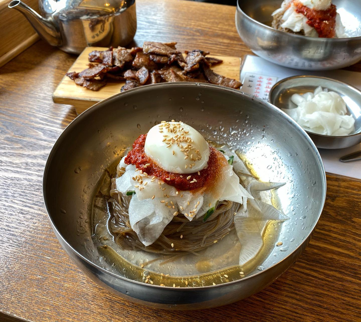 [ #이천 #육쌈냉면 ] 디저트 베라 로투스, 킷캣, 뉴욕치즈
-
#비빔냉면 + 숯불고기 7,000 -
해장하러 냉면을 먹으러 갔는데 비빔냉면 양념이 엄청나게 맛있었어요 냉면은 고기먹고 후식으로 먹는 사람인데 여기는 냉면을 다 먹고도 더 먹고싶더라고요
-
직화 숯불고기가 얇아서 오히려 면이랑 잘 어우러졌어요 먹다가 육수를 부어먹으면 새로운 물냉면으로 즐길 수 있네요
반했습니다 앞으로 해장은 냉면으로 결정
-
디저트로는 오랜만에 베라
베라 로투스랑 키캣 존맛탱이니까 무조건 드세요!!
또 먹으러 가야징
-
#이천맛집 #냉면맛집 #해장냉면 #먹팔 #먹스타 #선팔맞팔 #맞팔은댓 #맞팔선팔 #맛집블로거 #첫줄반사 #좋반사 #instagood #instadaily #맛집기행 #비냉 #위꼴사 #점심메뉴 #맛집그램 #좋반환영 #소통소통 #인친그램 #먹방 #맛스타 #좋아요테러 #맛집추천 #먹고싶다 #맛스타 #먹스타맞팔