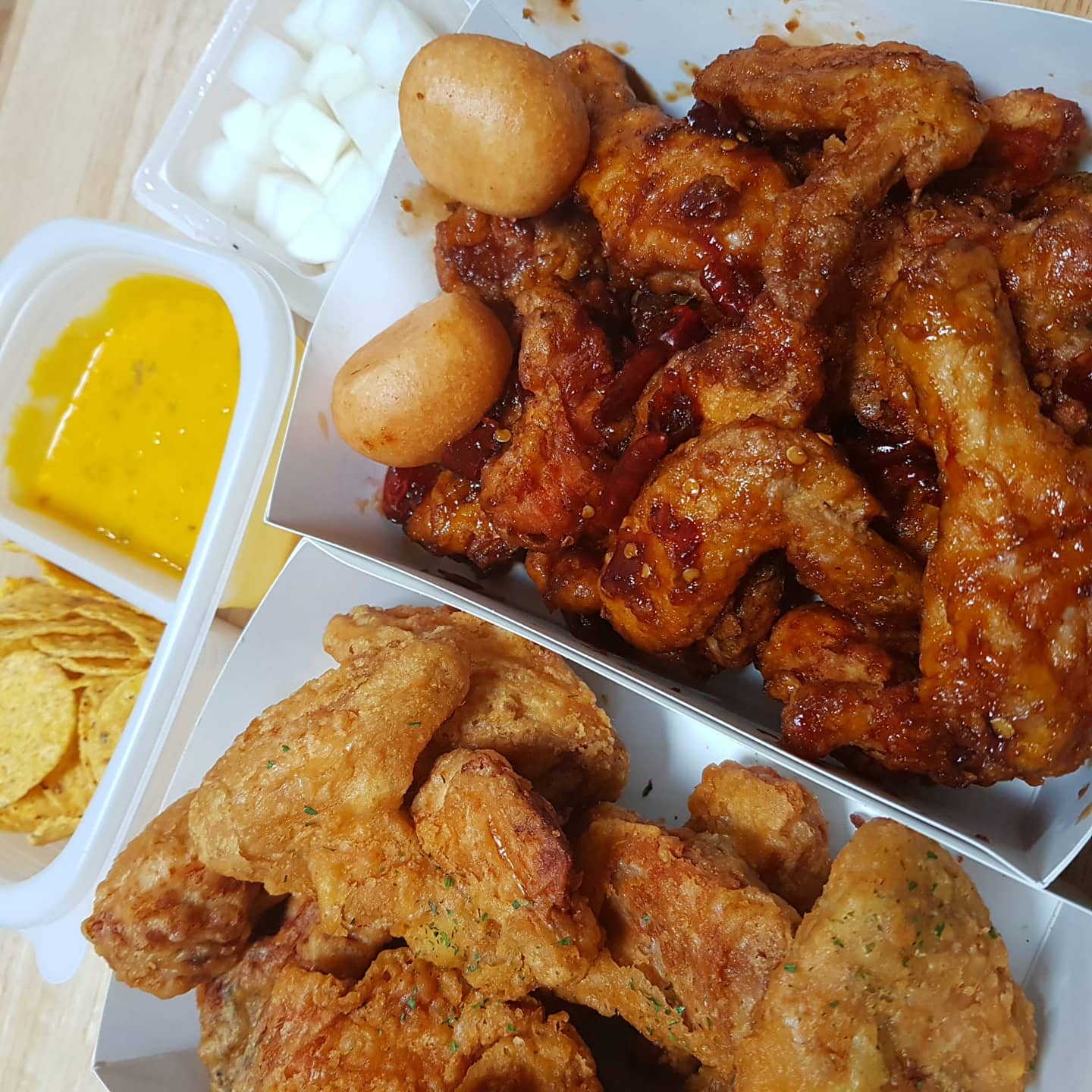 🎈치킨플러스 극장판치킨+핫쵸킹
진짜 극강의 조합!!!!!!
극장판치킨이라고 치킨플러스에서 
새로 나왓다길래 먹어봤어요😎😎
고추치즈소스와 후라이드치킨 
그리고 나쵸까지 한세트!!!! ಇ 
소스가정말정말 너무취저예요!!!
핫쵸킹도 약간매콤해서 단짠의 조화가
아주 쏘나이스합니다❤
코로나 이기다가 제가 확찐자가 되었지만
다들 힘내면서 얼른 지나가길!!!!
#치킨플러스#배달먹방#먹방#먹스타그램
#극장판치킨#신메뉴치킨#핫쵸킹#치킨
#치킨은언제나옳다#치느님#소스까지완벽
#꾸르팁은여기떡볶이도맛집이여라